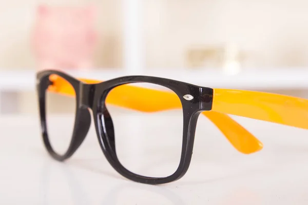 Occhiali Neri Arancioni Eleganti Sul Tavolo — Foto Stock