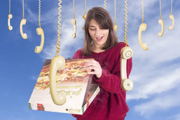 Mujer Mirando Dentro Caja Pizza Pie Contra Cielo Azul Con — Foto de Stock