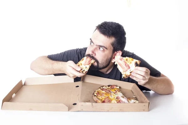 Hungriger Kaukasier Isst Pizza Aus Kiste Studio — Stockfoto