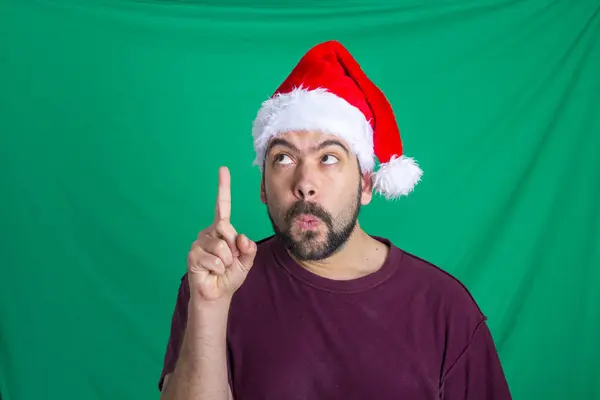 Бородатый Мужчина Красной Шляпе Санта Клауса Указывая Пальцем Вверх — стоковое фото