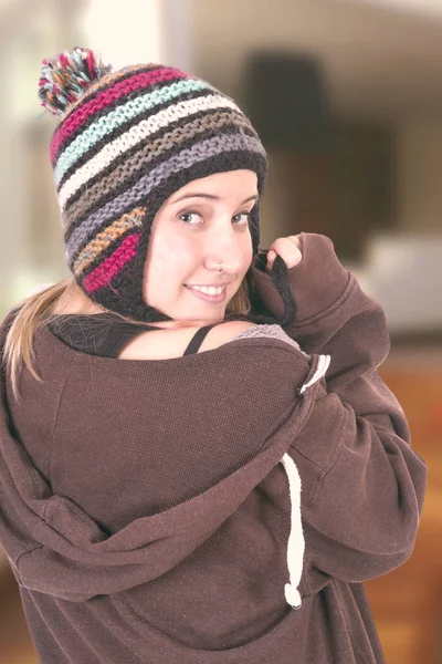 Menina Loira Bonita Posando Sorrindo Câmera Usando Chapéu Quente — Fotografia de Stock