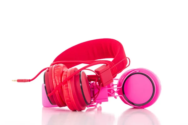 两个红色和粉红色的耳机查出的白色 — 图库照片