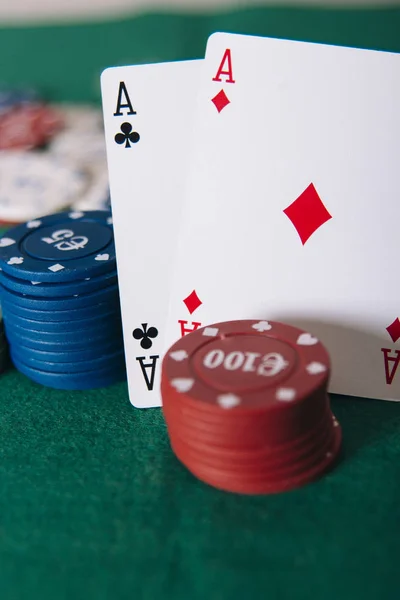 带筹码和卡片的赌场绿桌 — 图库照片