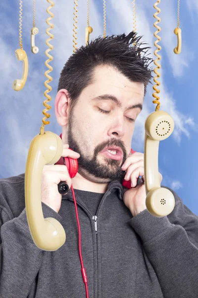 有趣的人对蓝天包围挂着电话戴红色耳机 — 图库照片