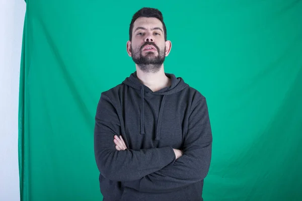 Hombre Enojado Con Capucha Posando Con Los Brazos Cruzados —  Fotos de Stock