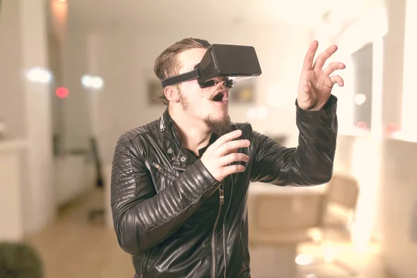 Homem Chocado Vestindo Óculos Jogando Simulação Realidade Virtual Casa — Fotografia de Stock