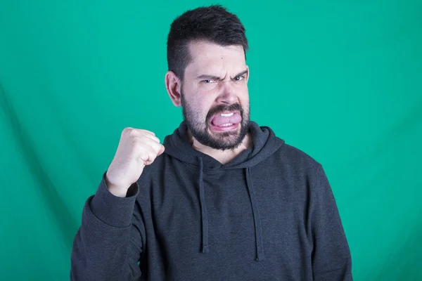 Ganador Hombre Fuerte Posando Sobre Fondo Verde Mirando Cámara —  Fotos de Stock