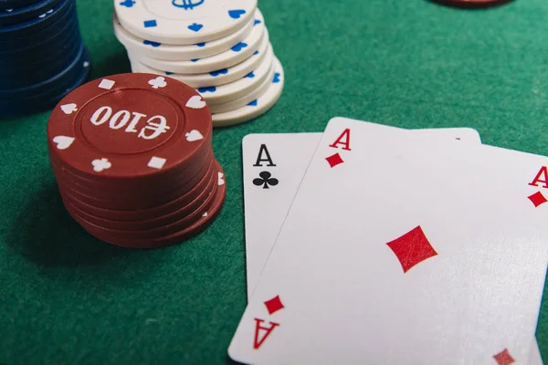 Casino Groene Tafel Met Chips Kaarten — Stockfoto