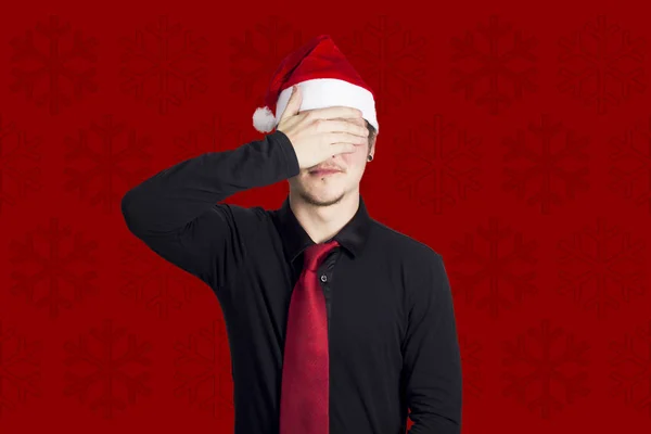 Mann Mit Rotem Weihnachtsmann Hut Studio Verdeckt Augen — Stockfoto