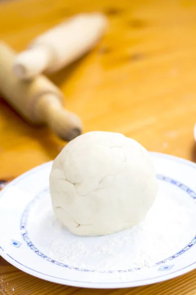 Bolas Masa Listo Plato Mesa Madera Con Rodillo — Foto de Stock