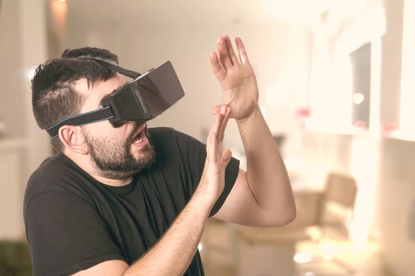 Shocked Man Wearing Glasses Playing Virtual Reality Simulation Home — Stock Photo, Image