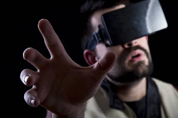Homem Vestindo Óculos Realidade Virtual Escuridão — Fotografia de Stock