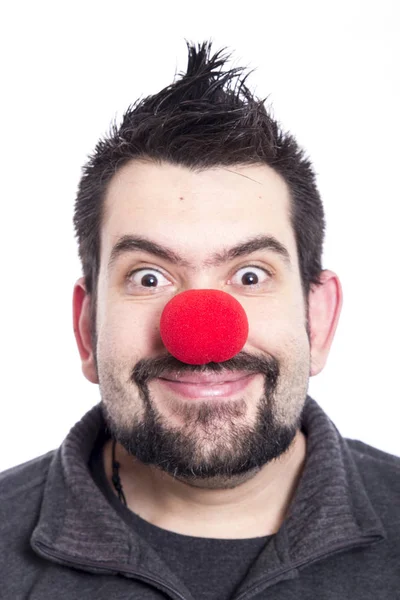 Sorrindo Homem Com Nariz Palhaço Vermelho Posando Estúdio Olhando Para — Fotografia de Stock