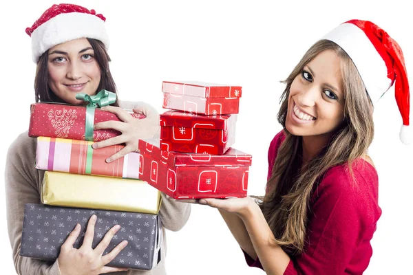 Lächelnd Posieren Zwei Frauen Zur Weihnachtszeit Atelier Und Halten Geschenkboxen — Stockfoto