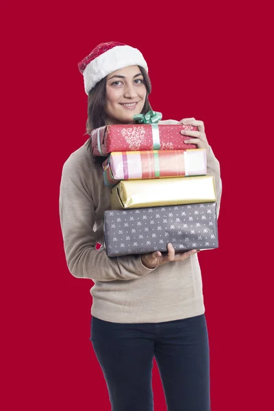 Frau Mit Weihnachtsmann Rotem Hut Posiert Atelier Vor Rotem Hintergrund — Stockfoto