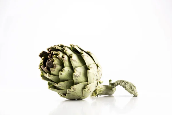 Uma Alcachofra Verde Isolada Branco — Fotografia de Stock