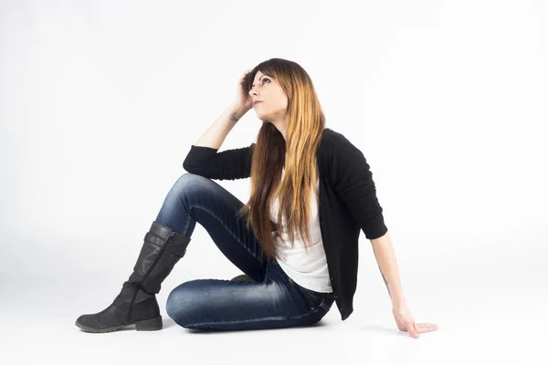 Spaanse Model Vrouw Zittend Vloer Studio Witte Achtergrond — Stockfoto