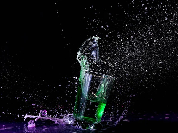 Fond Noir Verre Tombant Avec Liquide Vert — Photo