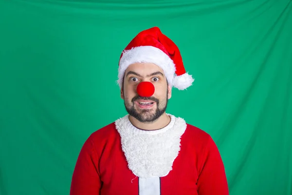 Улыбающийся Кавказский Бородатый Мужчина Красной Шляпе Санта Клауса Костюме — стоковое фото