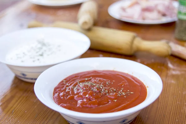 Ketchup Pomodoro Rosso Piccante Piatto Tavolo Con Perni — Foto Stock