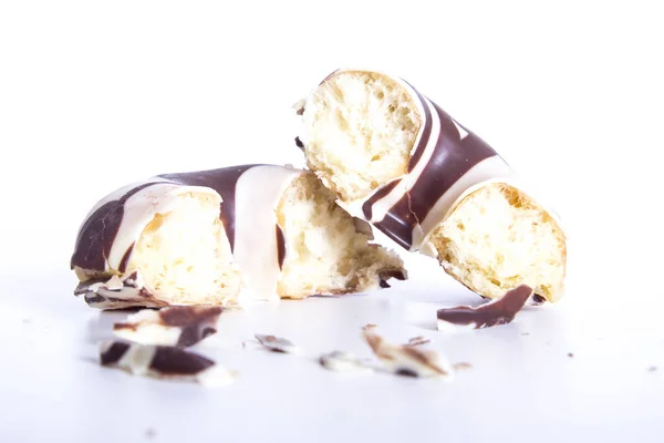 Сломанный Шоколадный Пончик Глазурью Белой Поверхности Крошками — стоковое фото