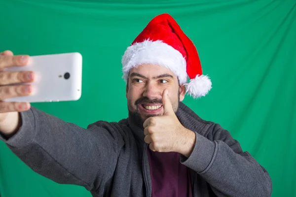 Bärtiger Mann Mit Rotem Weihnachtsmann Hut Macht Selfie Auf Handy — Stockfoto