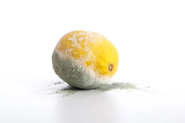 Limão Podre Isolado Fundo Branco Limão Estragado — Fotografia de Stock