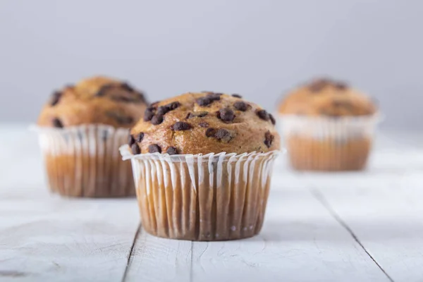 Ψημένο Cupcakes Διακοσμημένα Σοκολάτα Λευκό Ξύλινο Τραπέζι — Φωτογραφία Αρχείου