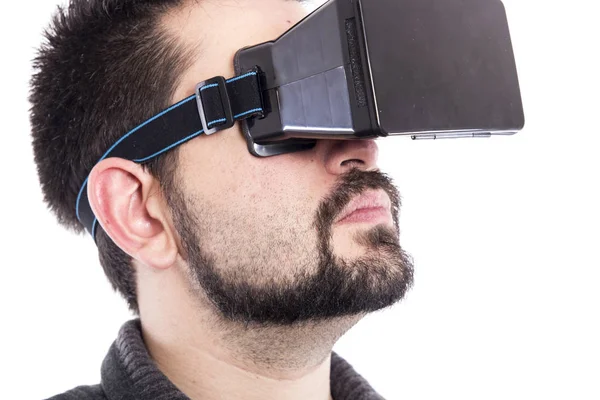 Uomo Indossando Occhiali Realtà Virtuale Piedi Studio Bianco — Foto Stock