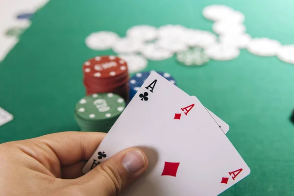 緑のカジノのテーブルでカードで男性の手の画像をトリミング — ストック写真