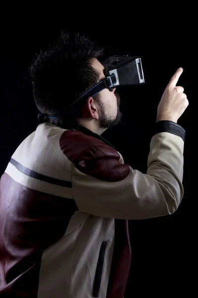 Gamer Homem Escuridão Vestindo Óculos Apontando Dedo — Fotografia de Stock