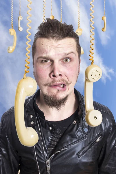 Cara Infeliz Engraçado Homem Contra Céu Cercado Por Pendurado Telefones — Fotografia de Stock