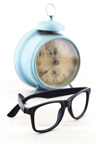 Relógio Azul Vintage Óculos Pretos Isolados Fundo Branco — Fotografia de Stock