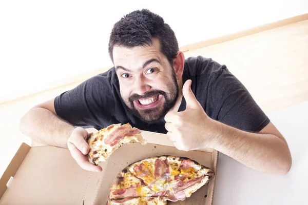 Feliz Sonriente Hombre Caucásico Con Pizza Mostrando Los Pulgares Hacia — Foto de Stock