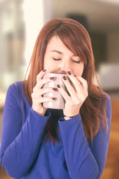 Junge Frau Riecht Teetasse Mit Geschlossenen Augen — Stockfoto