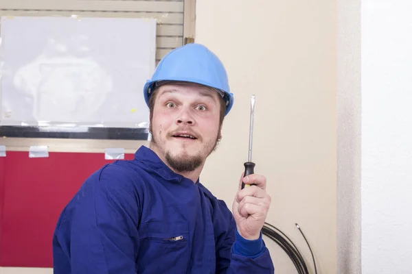 Hombre Electricista Sorprendido Sosteniendo Destornillador —  Fotos de Stock