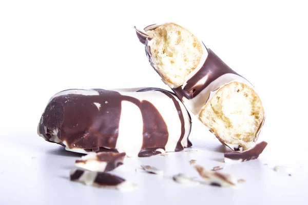 Сладкий Укусил Шоколад Глазированные Пончики Изолированы Белом — стоковое фото
