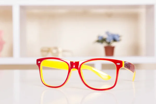 Eleganti Bicchieri Gialli Rossi Sul Tavolo — Foto Stock