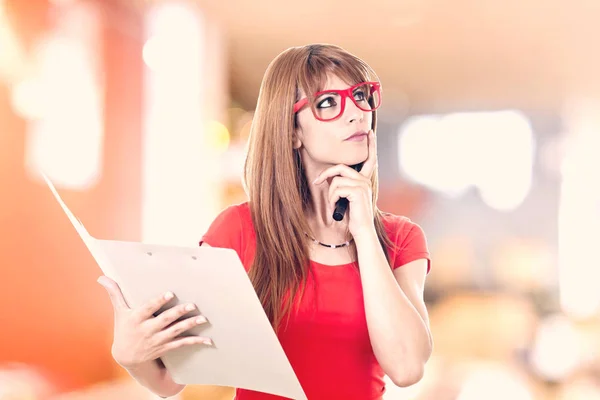 聪明的女孩与眼镜和孤立在白色背景上的文件夹 — 图库照片
