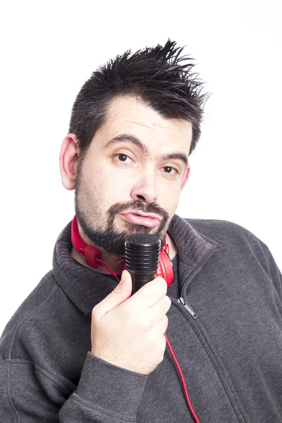 Homem Cantor Caucasiano Segurando Cantando Microfone Estúdio Olhando Para Câmera — Fotografia de Stock