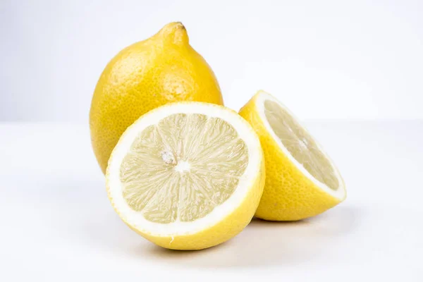 Cortado Azedo Amarelo Limões Estúdio Sobre Fundo Branco — Fotografia de Stock