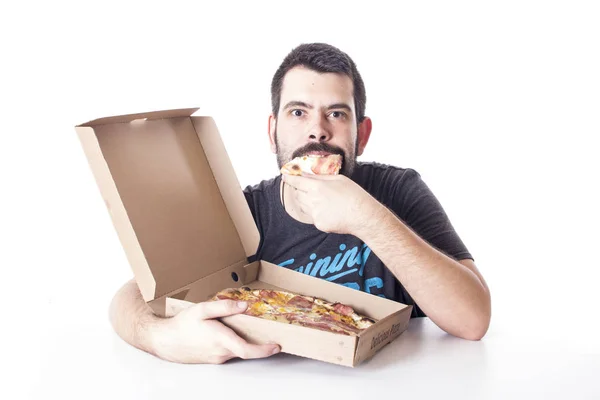 Красивый Мужчина Ест Пиццу Коробки Студии — стоковое фото