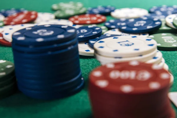 Table Verte Casino Avec Jetons Cartes — Photo