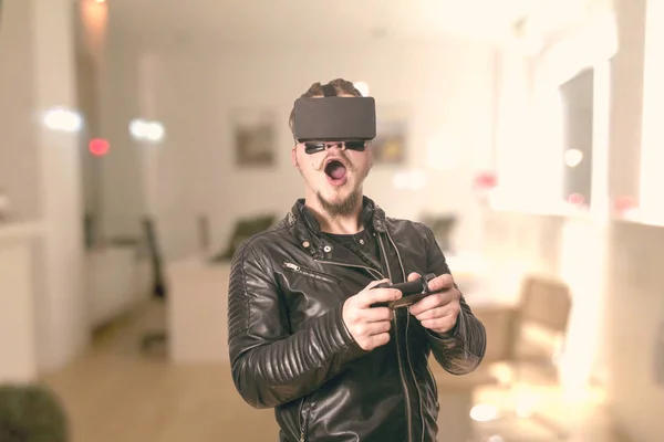 Uomo Scioccato Indossando Occhiali Giocando Simulazione Realtà Virtuale Casa — Foto Stock