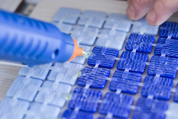 Levágott Kép Ból Személy Dolgozik Építészet Kék Mozaik Csempe Ragasztó — Stock Fotó