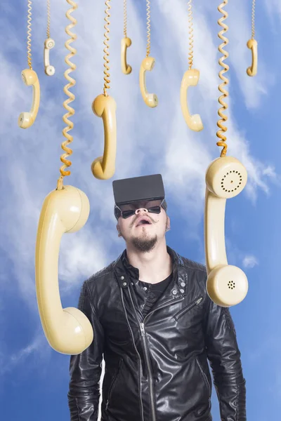 Überraschter Mann Mit Brille Himmel Und Aufgehängten Alten Telefonen — Stockfoto