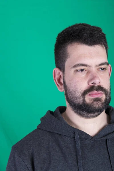 Retrato Homem Pensativo Sério Contra Parede Verde — Fotografia de Stock