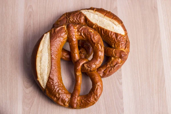 Brezel Ekmek Masada Closeup — Stok fotoğraf