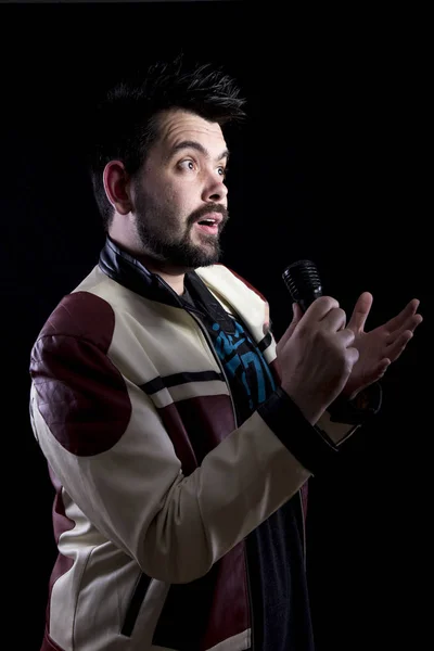 Sorprendido Hombre Sosteniendo Cantando Micrófono Estudio — Foto de Stock