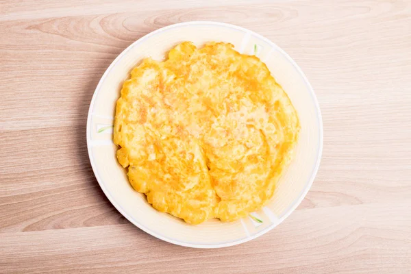 在白色盘子土豆的煎蛋卷玉米饼 — 图库照片